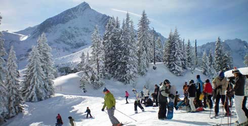 Skifahrer mit Alpspitze